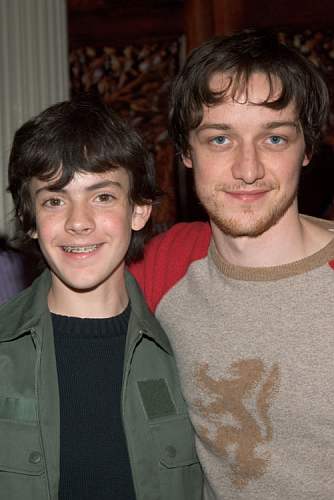 Skandar Keynes y James McAvoy